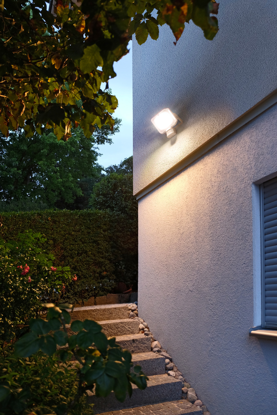DLLT Projecteur LED 20 W avec détecteur de mouvement réglable, spot  extérieur LED double tête, étanchéité IP65, 1600 lm, 6000 K, lumière du  jour blanche, parc, garage et entrée : : Luminaires et Éclairage